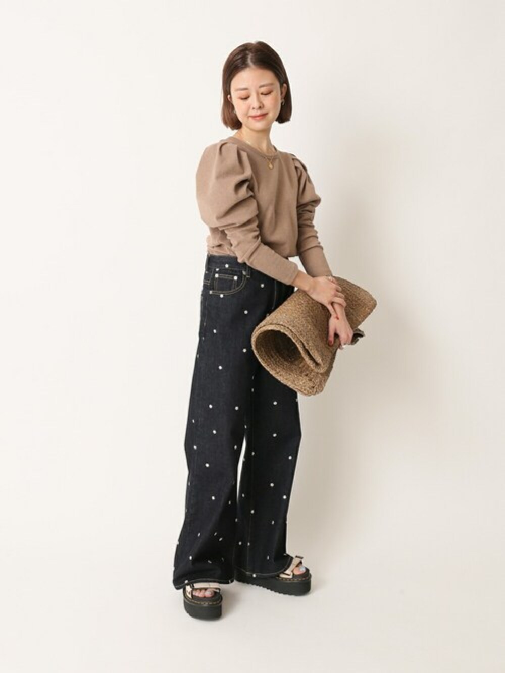 「カットソー、デニム、春コーデ、パフスリーブ、ubyspickspan」｜「U by SPICK&SPANのバックホックギャザープルオーバー◆（Tシャツ/カットソー、ブラウン系）」を使った、Moeさん（レディース・161cm）の春コーディネートの1枚目の写真