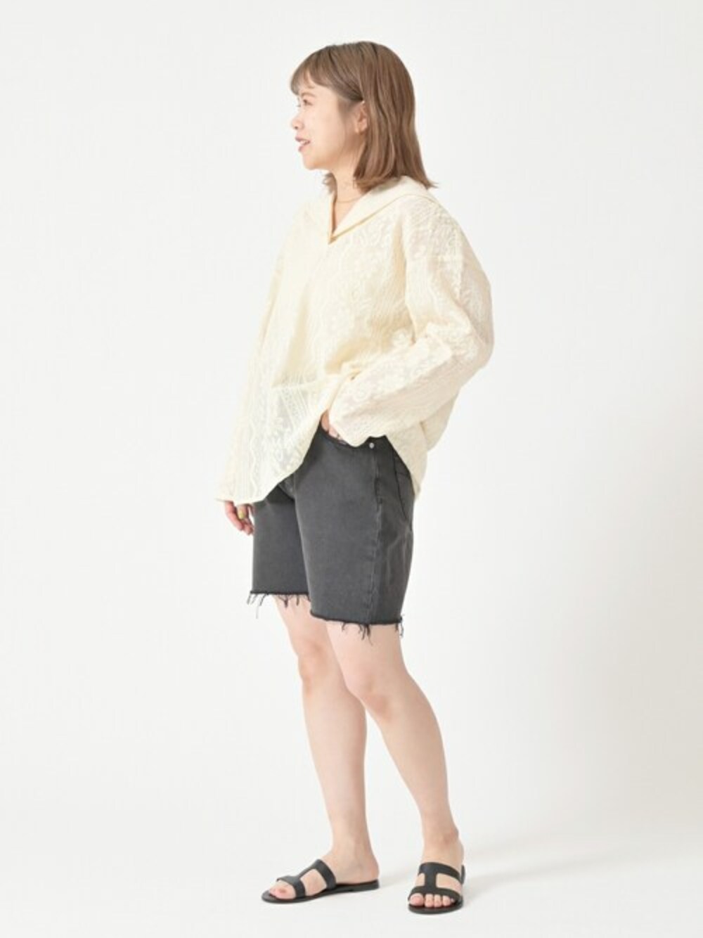 「ブラウス、ショートパンツ、レース、トップス、ハーフパンツ、デニムパンツ、サンダル、U by SPICK&SPAN、ユーバイ　スピックアンドスパン、ubyspickspan」｜「U by SPICK&SPANのフラワーレースセーラーカラープルオーバー◆（シャツ/ブラウス、ホワイト系）」を使った、karinさん（レディース・158cm）の春コーディネートの1枚目の写真