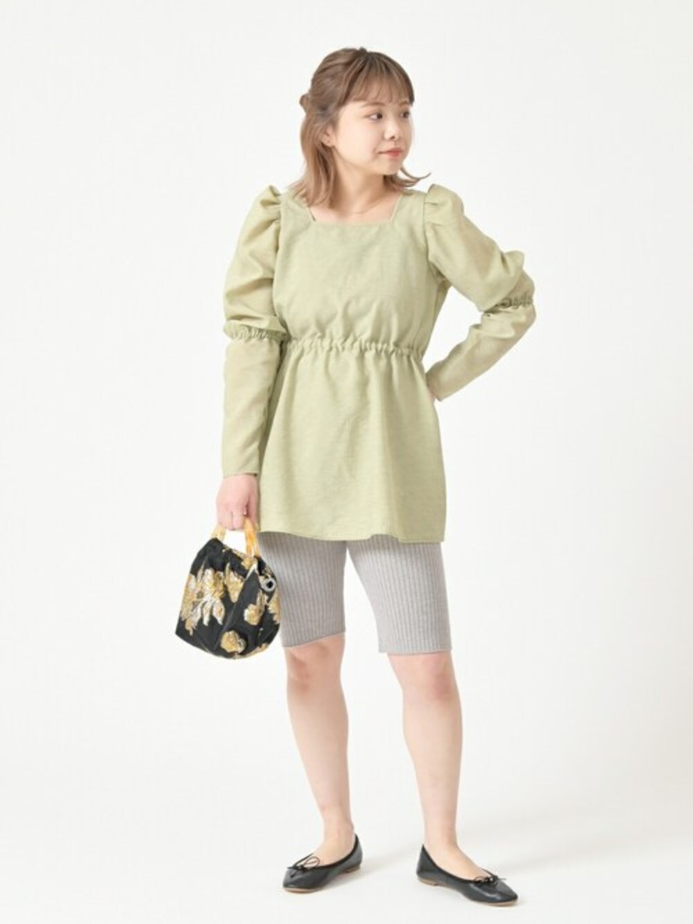 「ブラウス、パンツ、ハンドバッグ、ショートパンツ、フラットシューズ、トップス、バレエシューズ、ミニショルダーバッグ、U by SPICK&SPAN、ユーバイ　スピックアンドスパン」｜「U by SPICK&SPANのバックリボンスクエアネックチュニック◆（シャツ/ブラウス、グリーン系）」を使った、karinさん（レディース・158cm）の春コーディネートの1枚目の写真