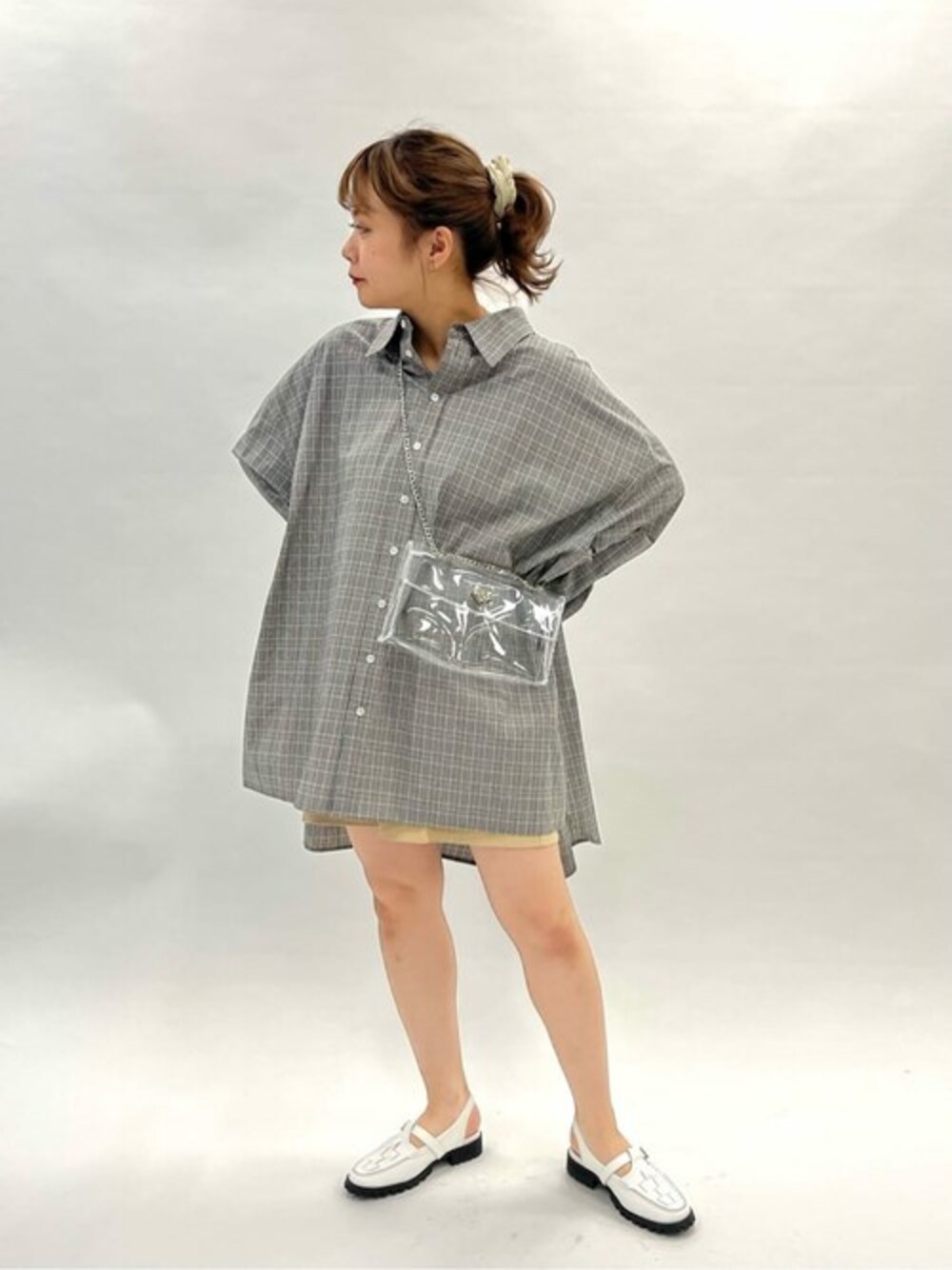 「シャツ、チェックシャツ、ショートパンツ、クリアバッグ、ubyspickspan」｜「U by SPICK&SPANの【PROVOKE/プロヴォーク】 check super big シャツ◆（シャツ/ブラウス、ブラック系）」を使った、karinさん（レディース・158cm）の春コーディネートの1枚目の写真