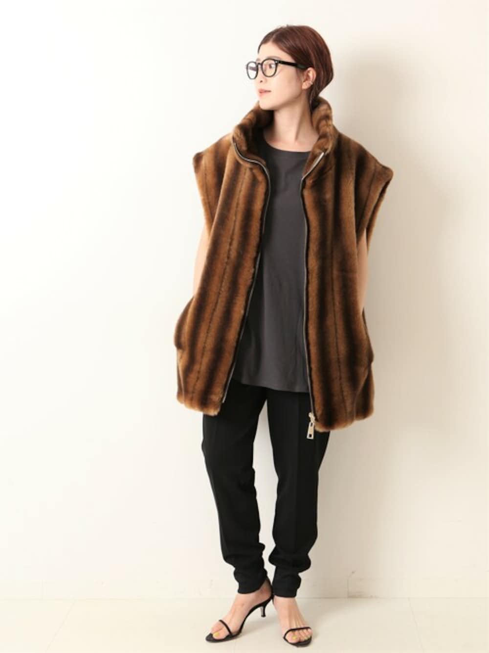 ブラック系のその他パンツ、ブラウン系のブルゾン、グレー系のTシャツ/カットソーを着用したレディースの夏コーディネートの1枚目の写真