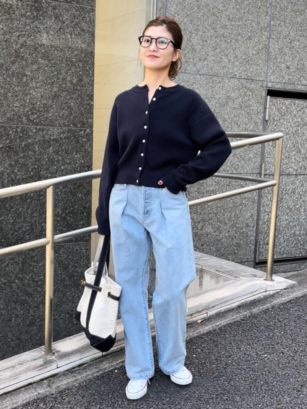 「デニム、大人カジュアル、スピック＆スパン、30代、Spick & Span(Spick & Span)、AW、骨格ストレート、イエベ秋」｜「Spick & Spanの5 1/2 LOOSE-LINE DENIM（デニムパンツ、ブルー系）」を使った、RIKAさん（レディース・160cm）の秋コーディネートの1枚目の写真