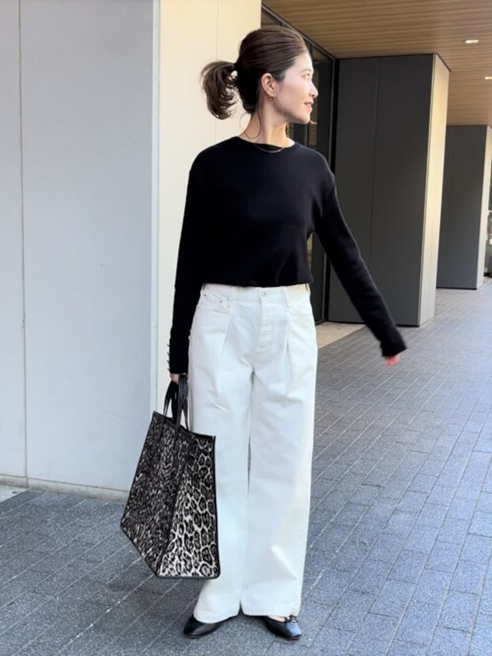 「デニム、ホワイト、大人カジュアル、スピック＆スパン、30代、Spick & Span(Spick & Span)、骨格ストレート、イエベ秋」｜「Spick & Spanの5 1/2 LOOSE-LINE DENIM（デニムパンツ、ホワイト系）」を使った、RIKAさん（レディース・160cm）の秋コーディネートの1枚目の写真