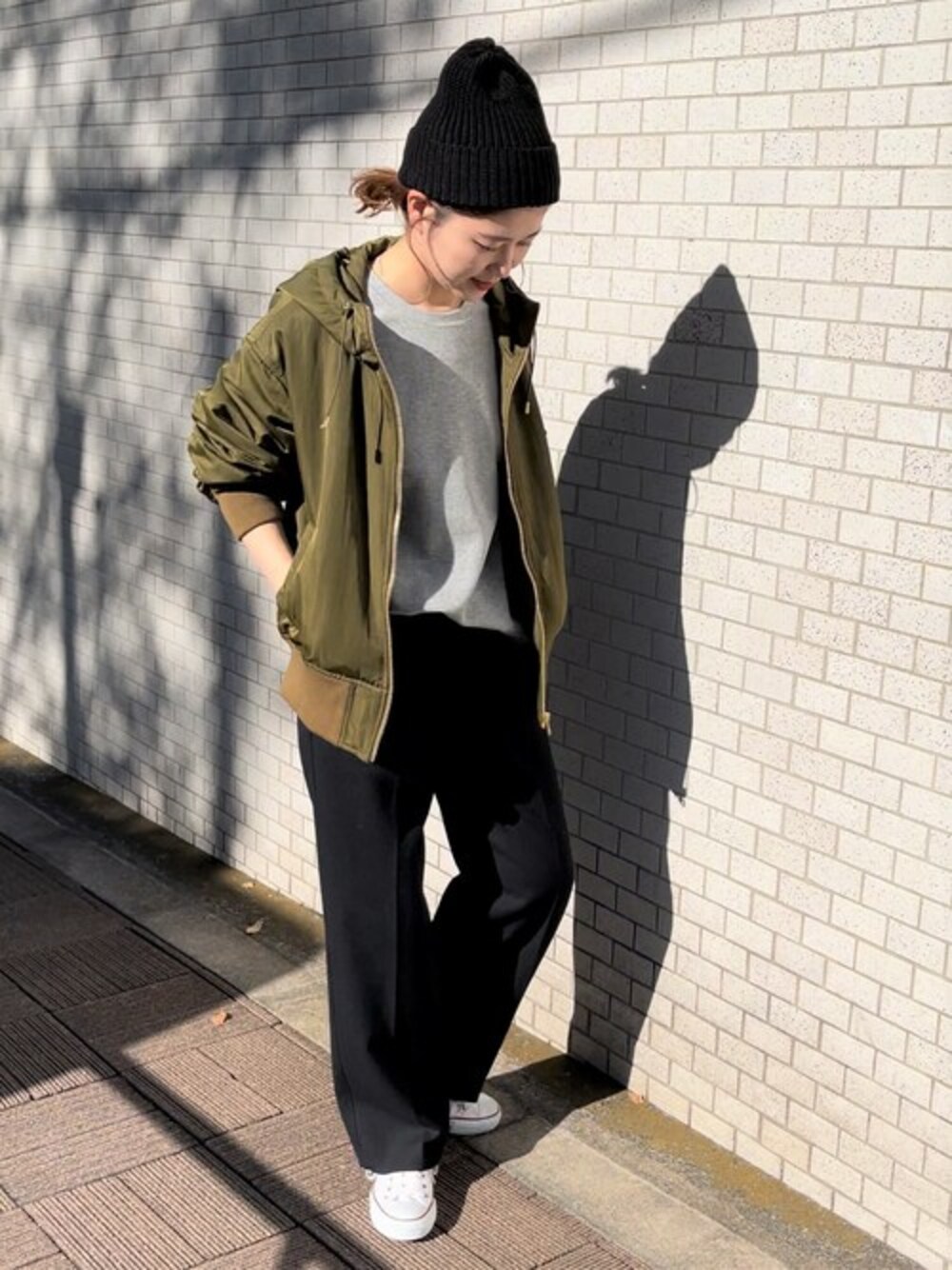 「アウター、大人カジュアル、スピック＆スパン、30代、Spick & Span(Spick & Span)、AW、骨格ストレート、イエベ秋」｜「Spick & Spanのフーテッドギャザースリーブブルゾン（ブルゾン、グリーン系）」を使った、RIKAさん（レディース・160cm）の冬コーディネートの1枚目の写真