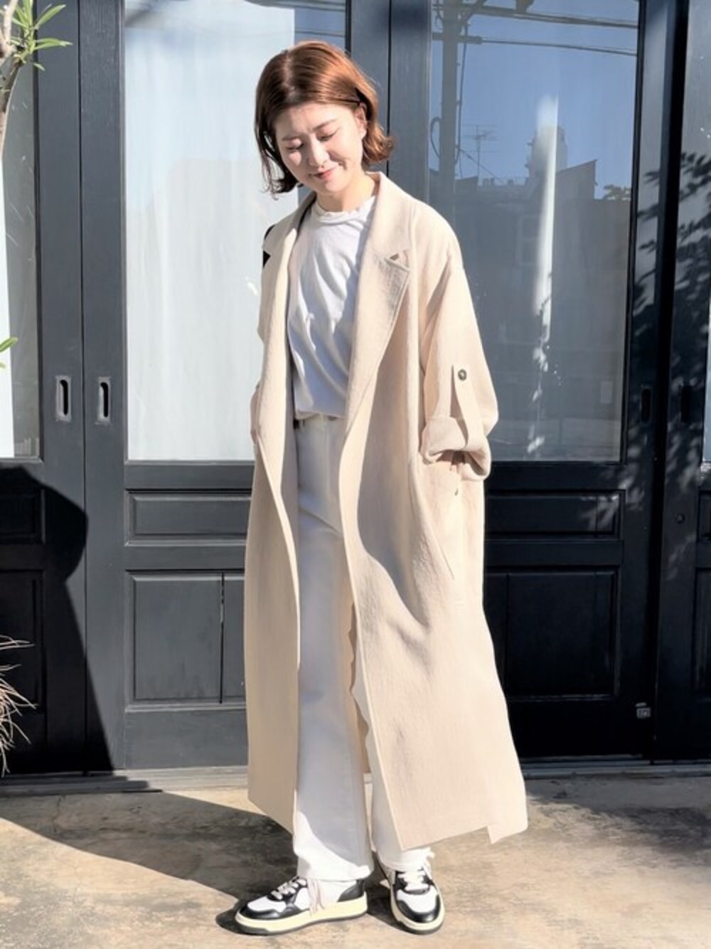 「アウター、ss、春アウター、スピック＆スパン、30代、Spick & Span(Spick & Span)、骨格ストレート、イエベ春」｜「Spick & Spanのストレッチデニムストレートパンツ（デニムパンツ、ホワイト系）」を使った、RIKAさん（レディース・160cm）の冬コーディネートの1枚目の写真