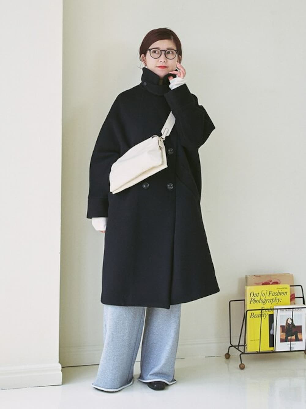 「スウェットパンツ、コート、冬コーデ、ロングコート、大人カジュアル、バレエシューズ、スピック＆スパン、Spick & Span(Spick & Span)、30代コーデ、イエベ秋」｜「Spick & Spanの≪追加≫TICCA / ティッカ テントコート 0243410231（ピーコート、ブラック系）」を使った、RIKAさん（レディース・160cm）の秋コーディネートの1枚目の写真