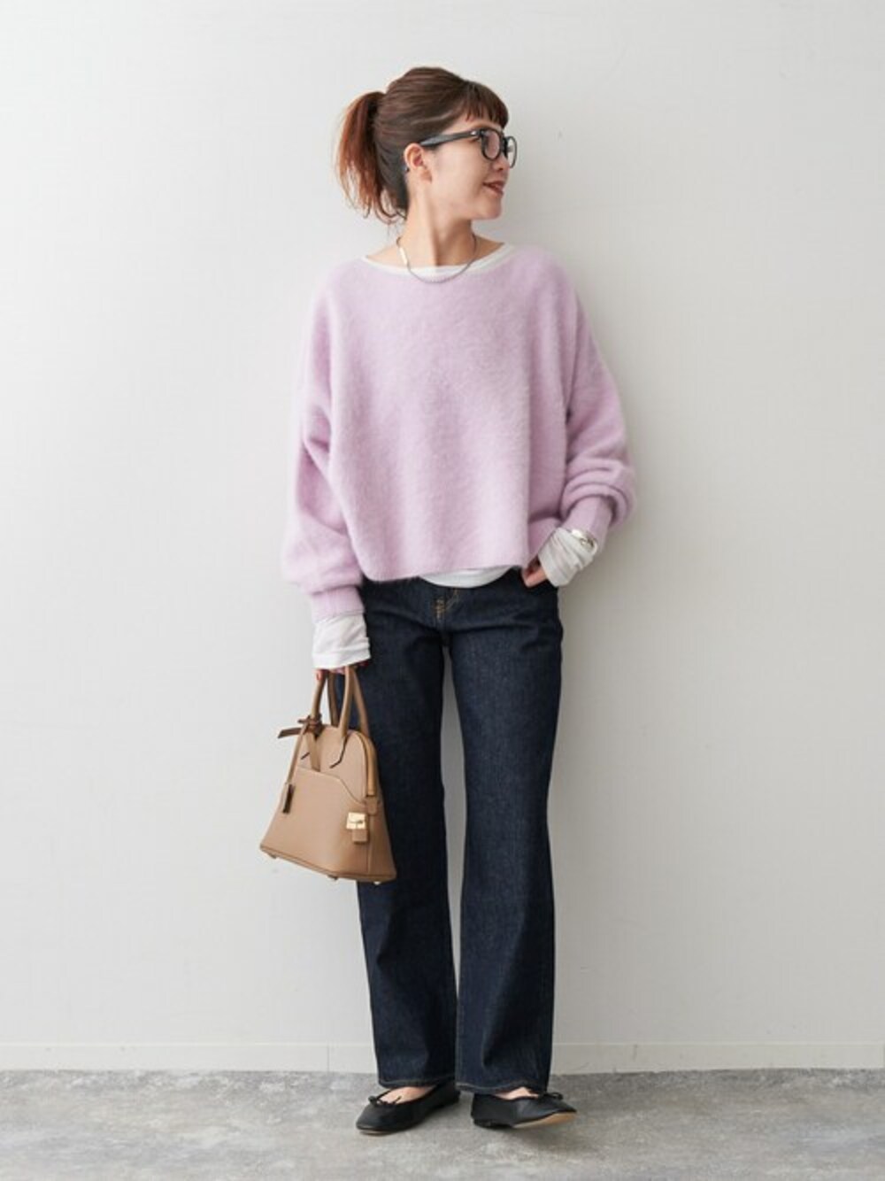 「デニム、大人カジュアル、デニムパンツ、ペールトーン、スピック＆スパン、30代、Spick & Span(Spick & Span)、シアートップス、イエベ秋」｜「Spick & SpanのフォックスカシミヤMIX プルオーバー（ニット/セーター、パープル系）」を使った、RIKAさん（レディース・160cm）の冬コーディネートの1枚目の写真