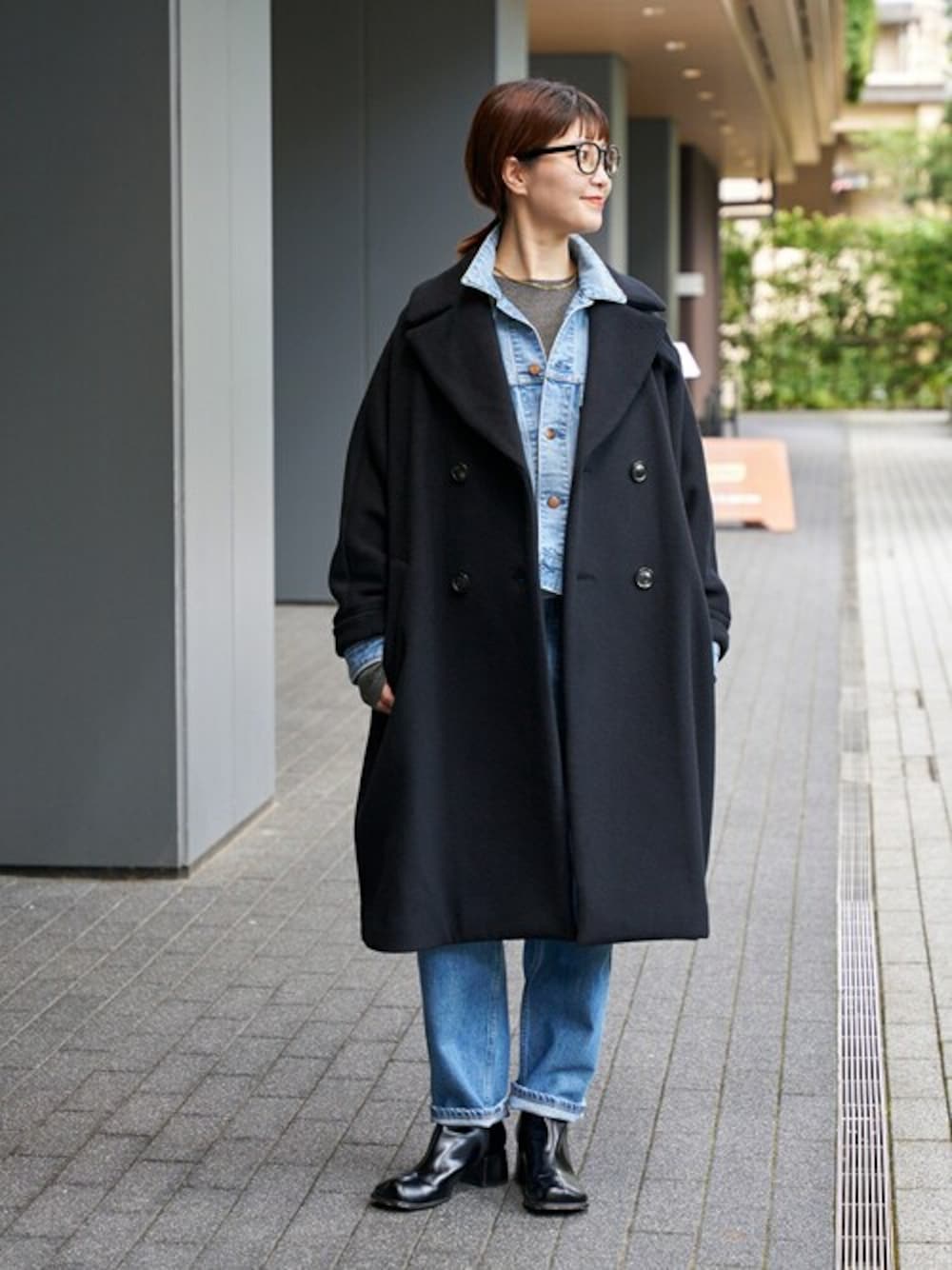 「デニム、デニムジャケット、ウールコート、冬コーデ、デニムパンツ、スピック＆スパン、Spick & Span(Spick & Span)、30代コーデ、イエベ秋」｜「Spick & SpanのRED CARD TOKYO / レッドカード 別注 Butte（デニムジャケット、ブルー系）」を使った、RIKAさん（レディース・160cm）の冬コーディネートの1枚目の写真
