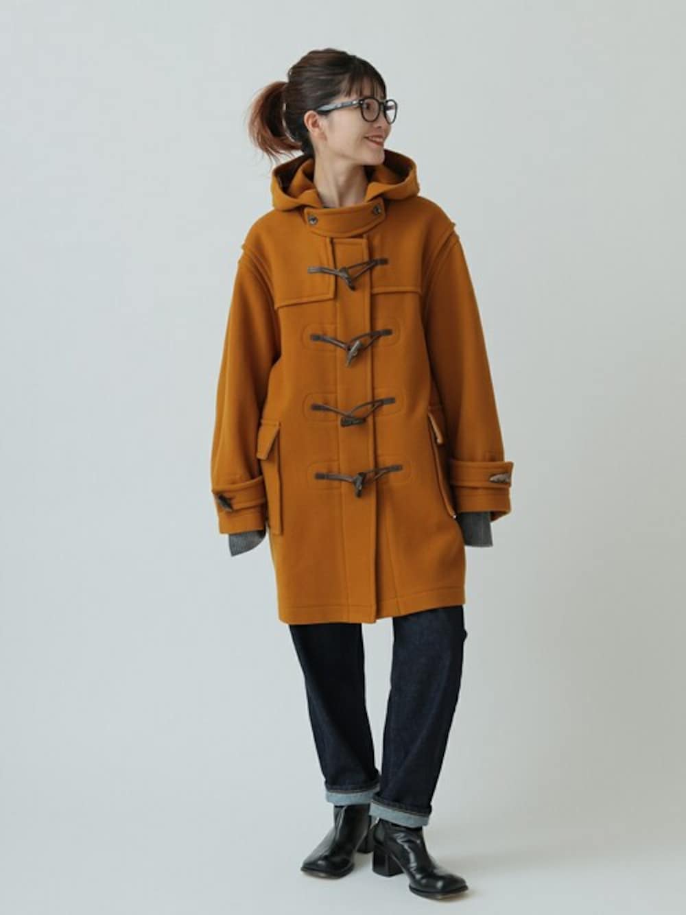 「デニム、ブーツ、ダッフルコート、ウールコート、冬コーデ、デニムパンツ、スピック＆スパン、Spick & Span(Spick & Span)、30代コーデ、イエベ秋」｜「Spick & SpanのMONTGOMERY / モンゴメリー Alton A3049FC202（ダッフルコート、イエロー系）」を使った、RIKAさん（レディース・160cm）の冬コーディネートの1枚目の写真