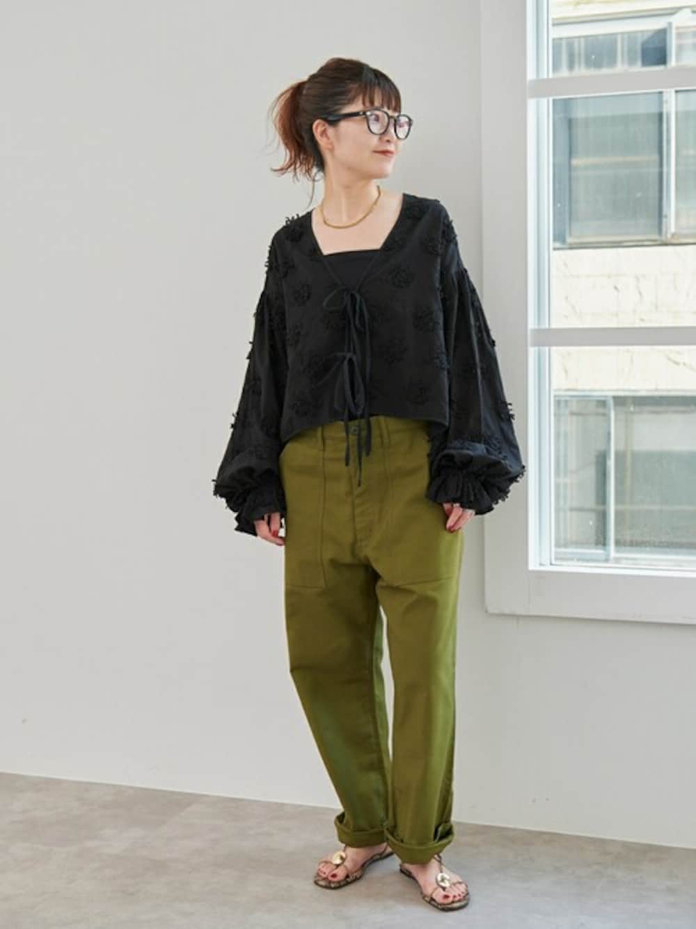 「カーキ、ベイカーパンツ、カーキパンツ、春コーデ、Spick & Span(Spick & Span)、GUNG HO」｜「GUNG HOの《WEB限定追加》GUNG HO / ガンホー FATIGUE TROUSER（その他パンツ、グリーン系）」を使った、RIKAさん（レディース・160cm）の冬コーディネートの1枚目の写真
