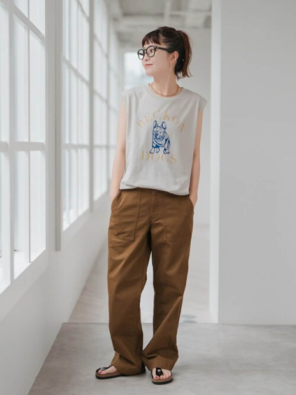 「カットソー、ブラウン、夏コーデ、Spick & Span(Spick & Span)」｜「Spick & SpanのアニマルロゴスリーブレスT（Tシャツ/カットソー、グレー系）」を使った、RIKAさん（レディース・160cm）の夏コーディネートの1枚目の写真