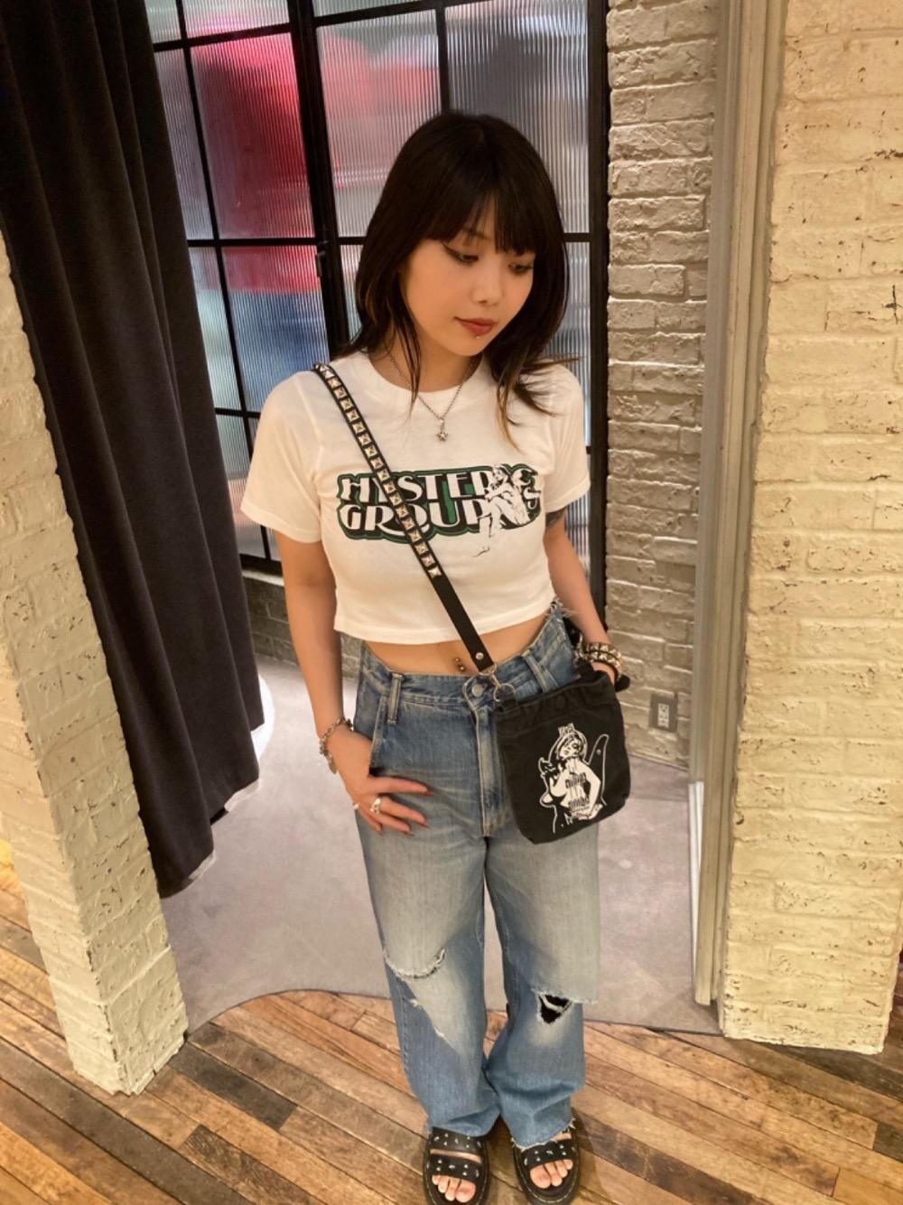 「デニム、アメカジ、Tシャツ、バッグ、ストリート、アクセサリー、シンプルコーデ、ヒステリックグラマー、HYSTERICS、夏コーデ」｜「HYSTERIC GLAMOURのSKULL APPLE ブレスレッド（ブレスレット、ブラック系）」を使った、日向さん（レディース・155cm）の夏コーディネートの1枚目の写真