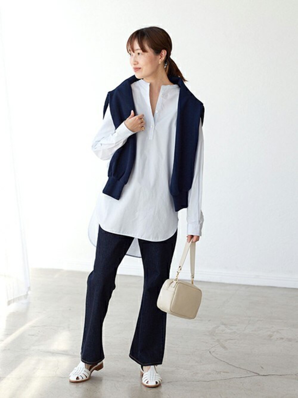 ブルー系のシャツ/ブラウス、ブルー系のデニムパンツ、ホワイト系のサンダルを着用したレディースの春コーディネートの1枚目の写真