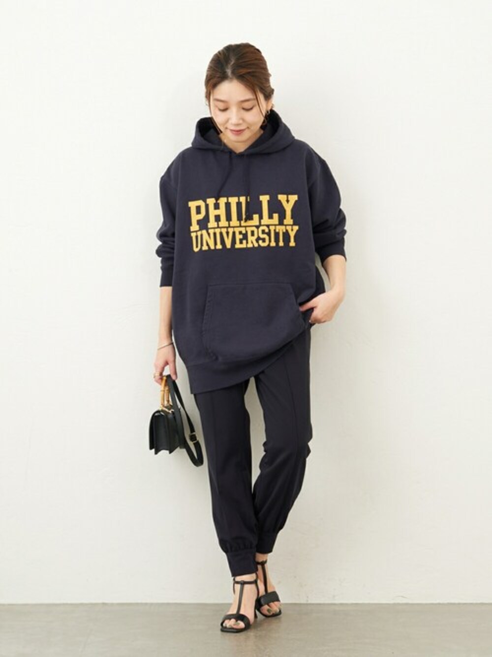 ブルー系のその他パンツ、ブラック系のショルダーバッグを着用したレディースの春コーディネートの1枚目の写真