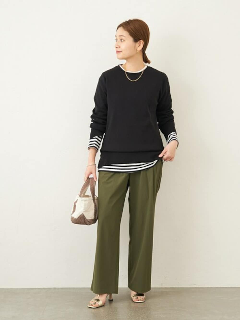 ブラック系のTシャツ/カットソー、ブラック系のTシャツ/カットソー、ブラック系のニット/セーターを着用したレディースの春コーディネートの1枚目の写真