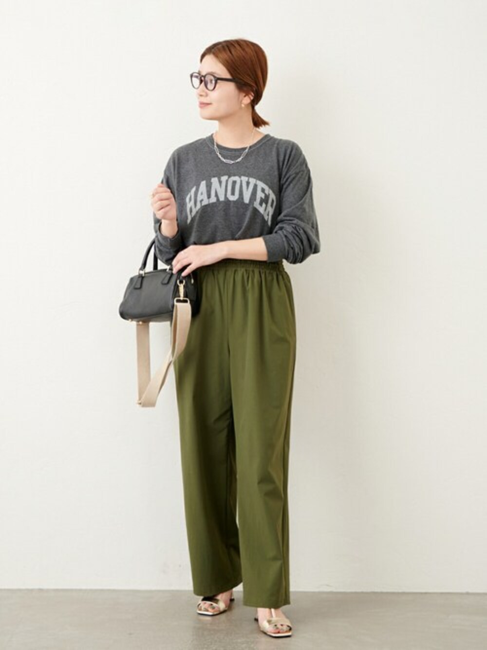 ブラック系のTシャツ/カットソー、グリーン系のその他パンツを着用したレディースの春コーディネートの1枚目の写真