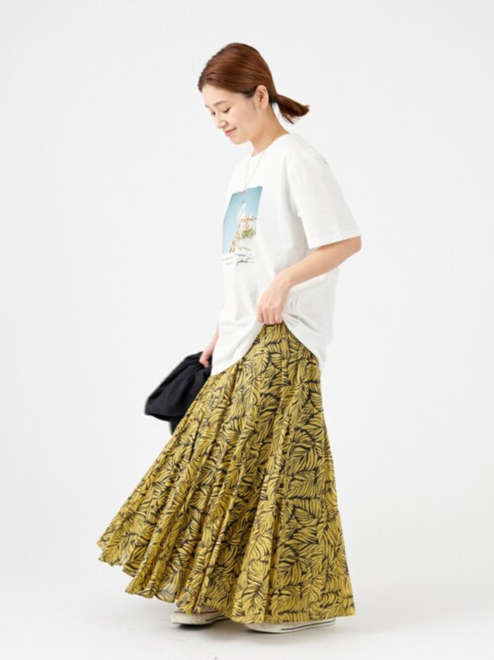 「スカート、カジュアル、Tシャツ、大人カジュアル、ロングスカート、journal standard、ジャーナルスタンダード、プリントT、春夏コーデ」｜「JOURNAL STANDARDのオリエンタルプリントフレアスカート（スカート、イエロー系）」を使った、ondaさん（レディース・158cm）の春コーディネートの1枚目の写真