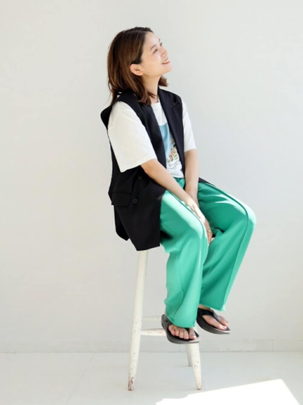 グリーン系のその他パンツ、ホワイト系のTシャツ/カットソーを着用したレディースの夏コーディネートの1枚目の写真