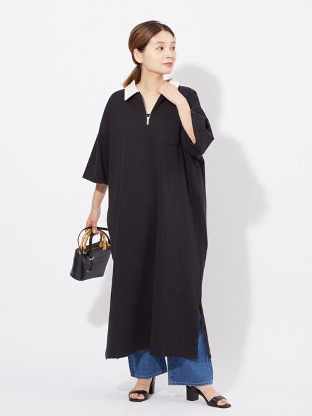 ブラック系のTシャツ/カットソー、ブルー系のデニムパンツ、ブラック系のサンダルを着用したレディースの夏コーディネートの1枚目の写真