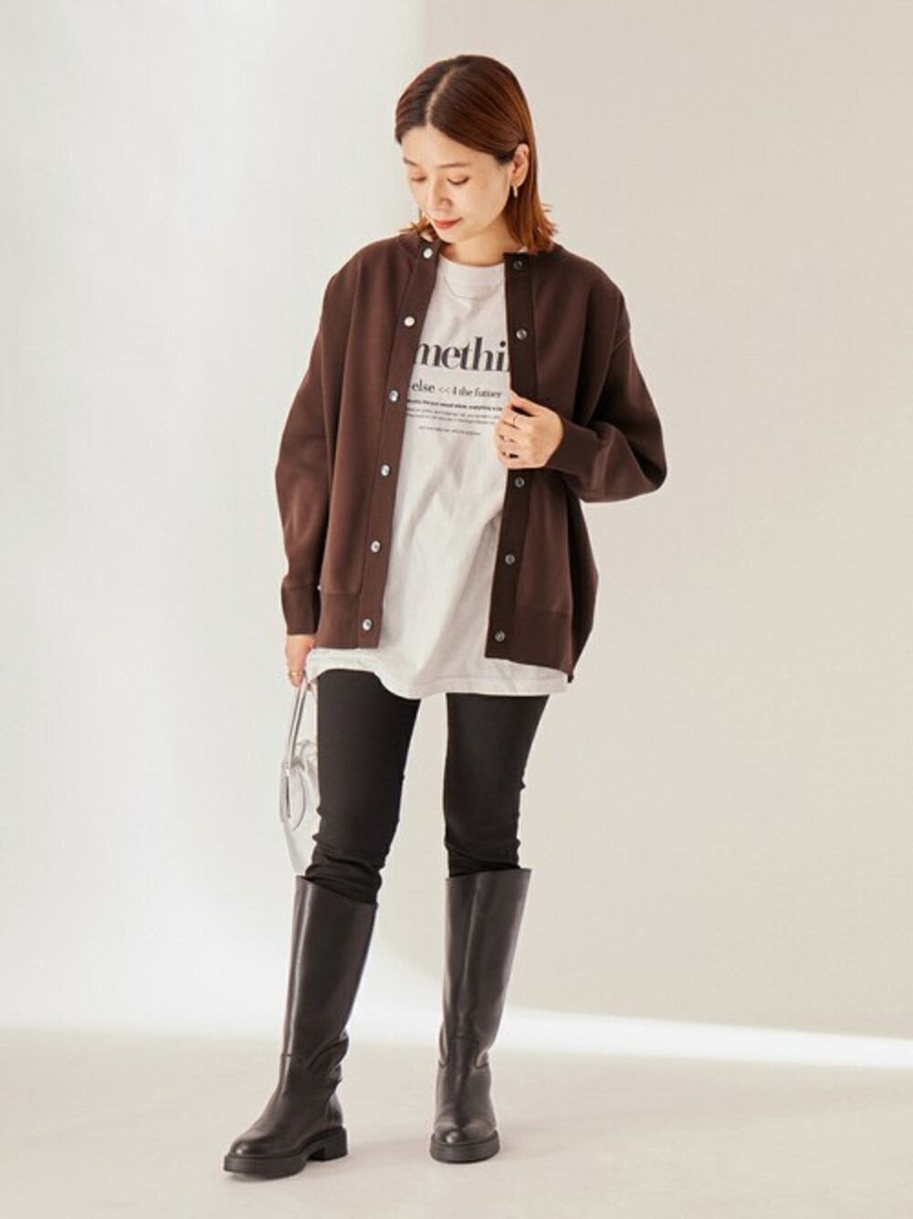 ブラウン系のカーディガン/ボレロ、ブラック系のその他パンツ、シルバー系のショルダーバッグを着用したレディースの夏コーディネートの1枚目の写真