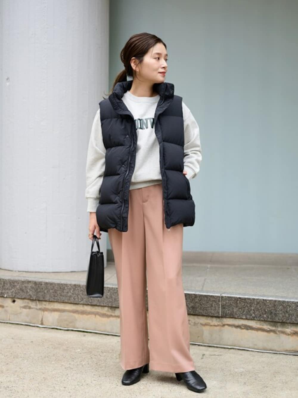 グレー系のTシャツ/カットソー、ピンク系のその他パンツ、ブラック系のブーツを着用したレディースの秋コーディネートの1枚目の写真
