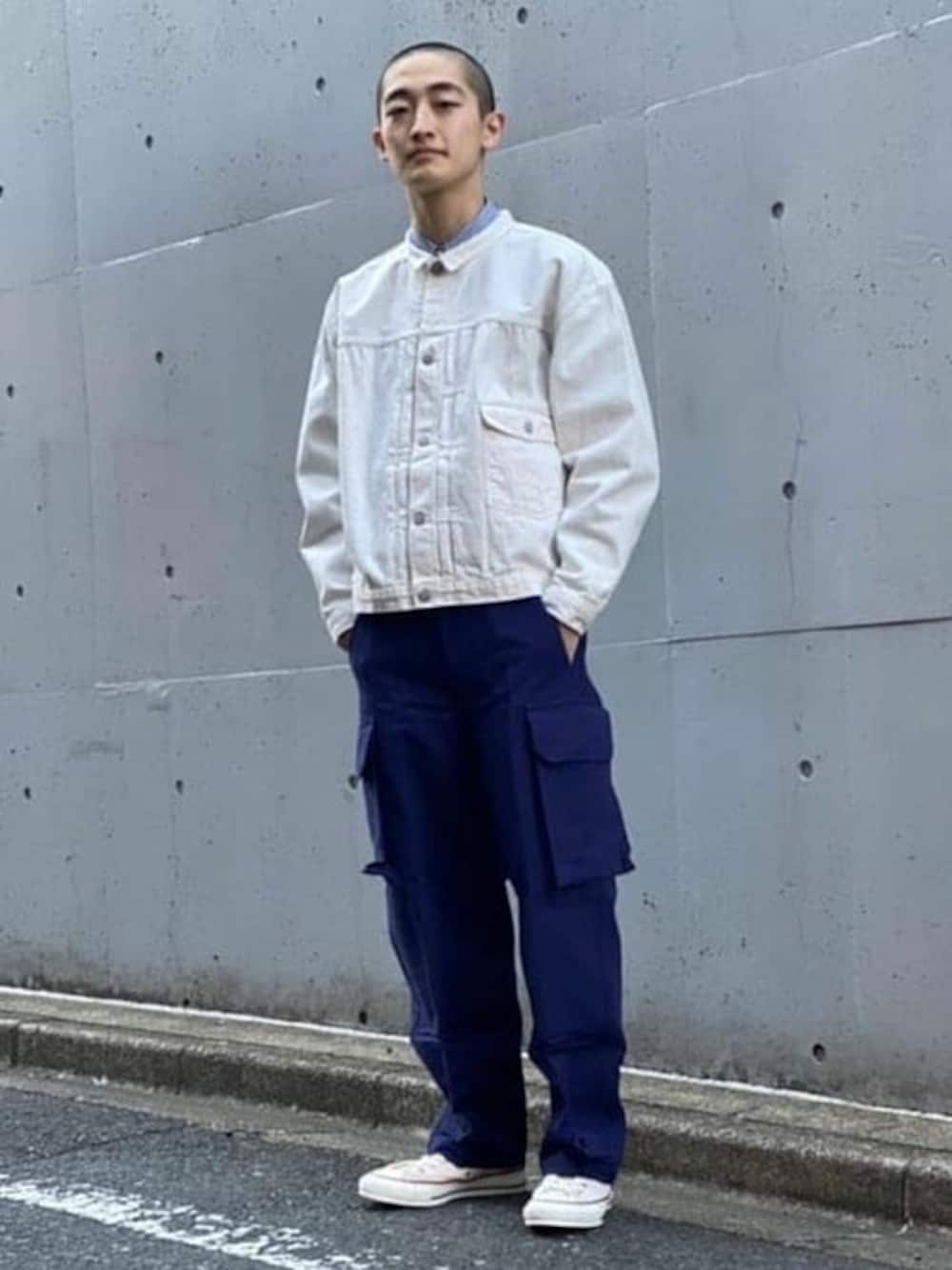 ホワイト系のブルゾン、ブルー系のシャツ/ブラウス、ブルー系のカーゴパンツを着用したメンズの春コーディネートの1枚目の写真