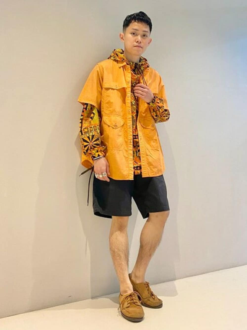 オレンジ系のシャツ/ブラウス、オレンジ系のその他アウター、グレー系のその他パンツを着用したメンズの春コーディネートの1枚目の写真