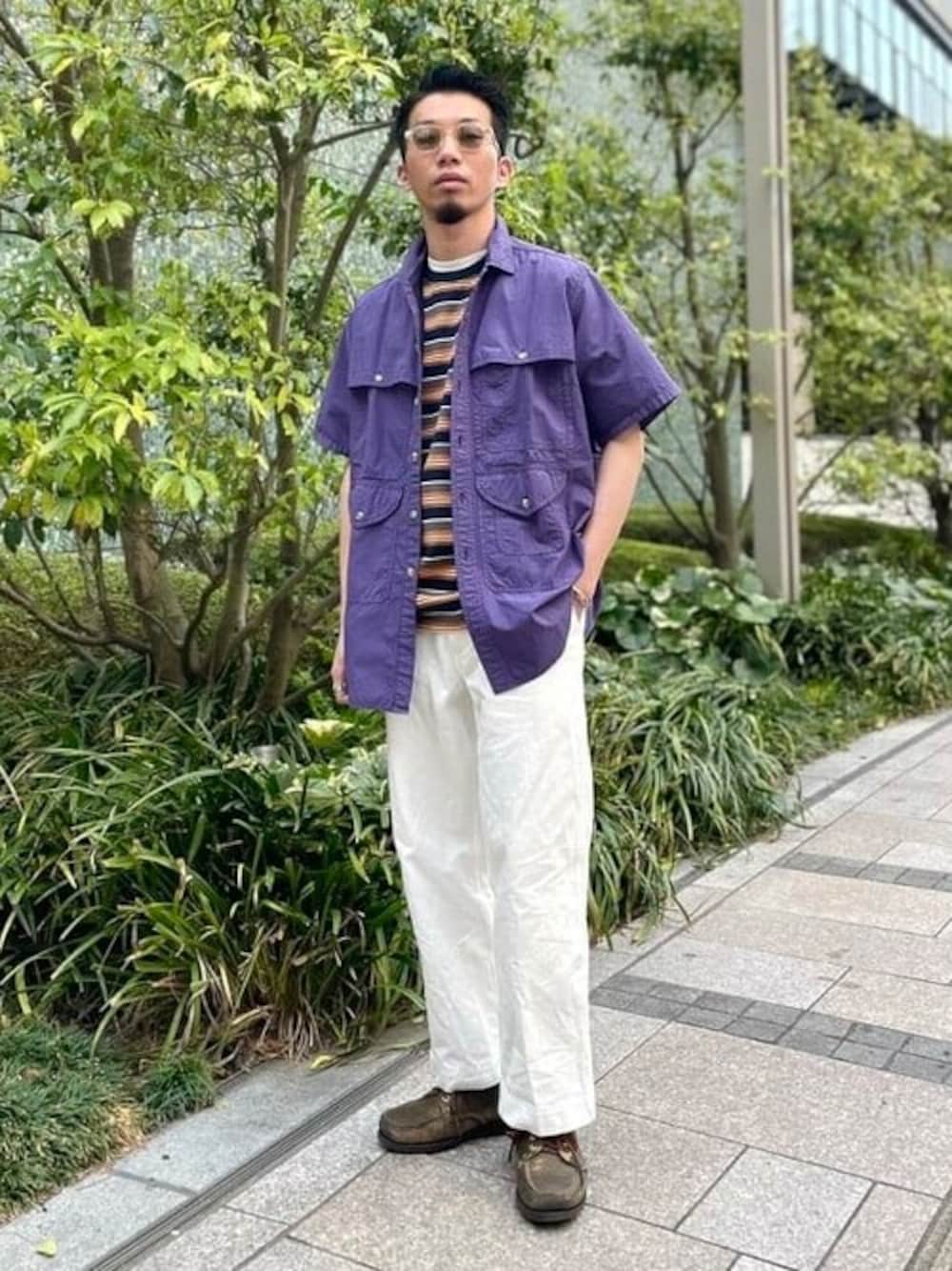 オレンジ系のTシャツ/カットソー、パープル系のシャツ/ブラウス、ホワイト系のその他パンツを着用したメンズの春コーディネートの1枚目の写真