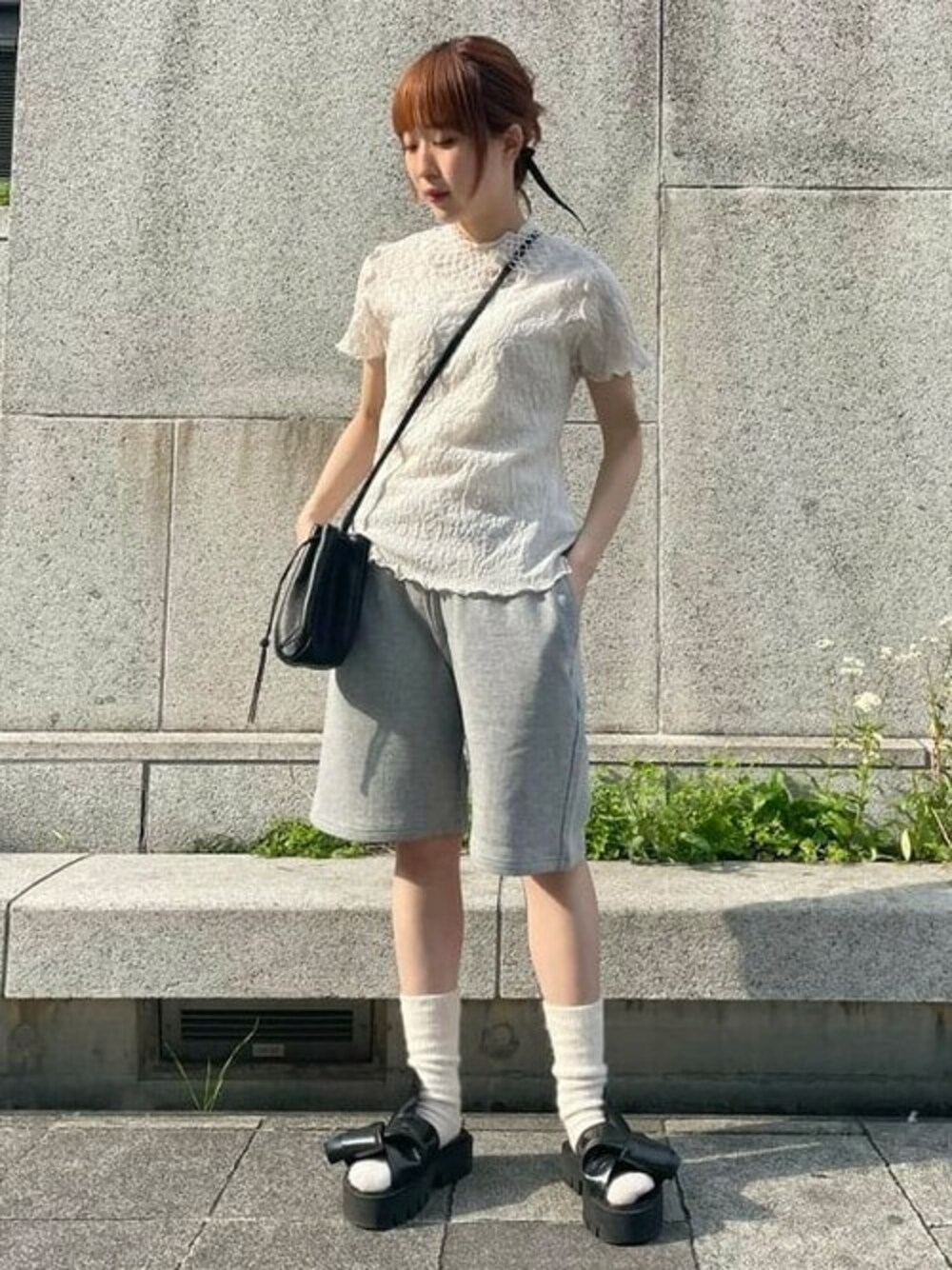 グレー系のその他パンツ、ブラック系のショルダーバッグ、その他のネックレスを着用したメンズの夏コーディネートの1枚目の写真
