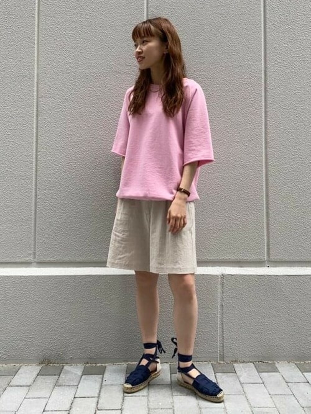 「ピンク、REMI RELIEF、ハーフパンツ、リネン、きれいめカジュアル、エスパドリーユ」｜「REMI RELIEFのREMI RELIEF × BEAMS PLUS / 別注 ショートスリーブ スウェット カットオフ（スウェット、ピンク系）」を使った、BEAMS PLUSさん（メンズ・158cm）の夏コーディネートの1枚目の写真
