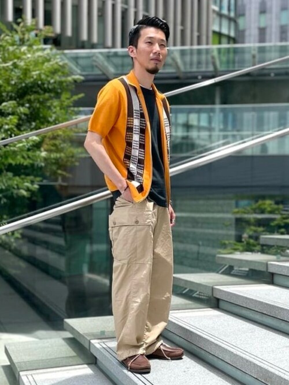 ブラック系のTシャツ/カットソー、オレンジ系のポロシャツ、ベージュ系のその他パンツを着用したメンズの夏コーディネートの1枚目の写真