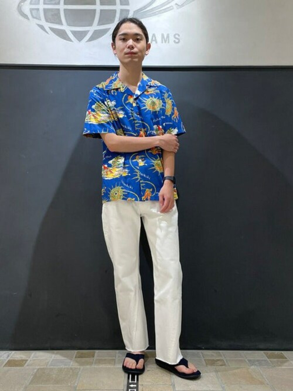 ブルー系のシャツ/ブラウス、ホワイト系のデニムパンツ、ブルー系のサンダルを着用したメンズの夏コーディネートの1枚目の写真