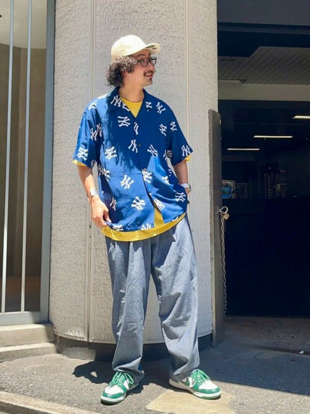 イエロー系のTシャツ/カットソー、ブルー系のスラックス、ブルー系のシャツ/ブラウスを着用したメンズの夏コーディネートの1枚目の写真
