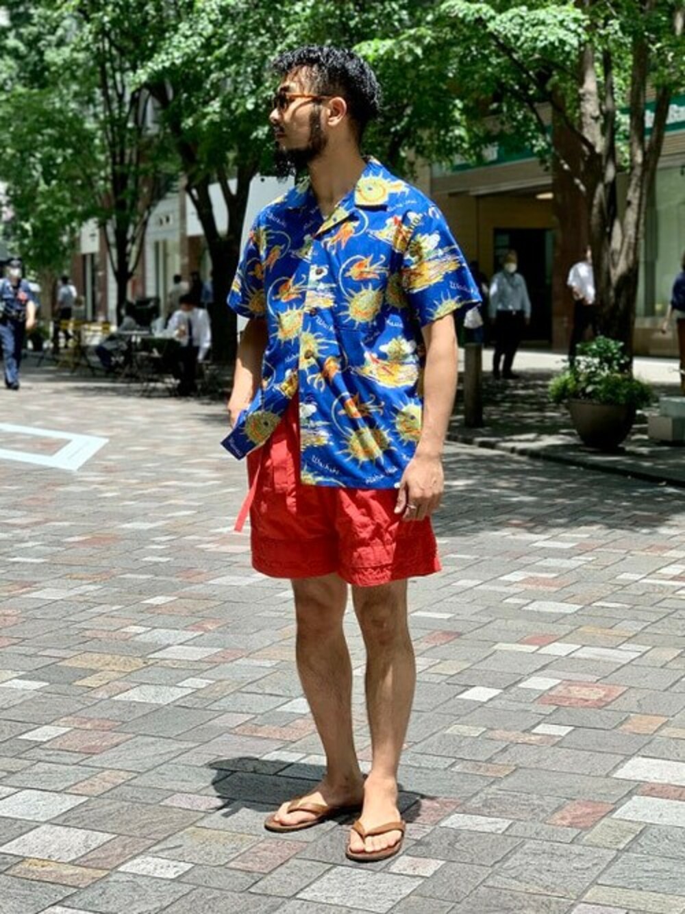 ブルー系のシャツ/ブラウスを着用したメンズの夏コーディネートの1枚目の写真