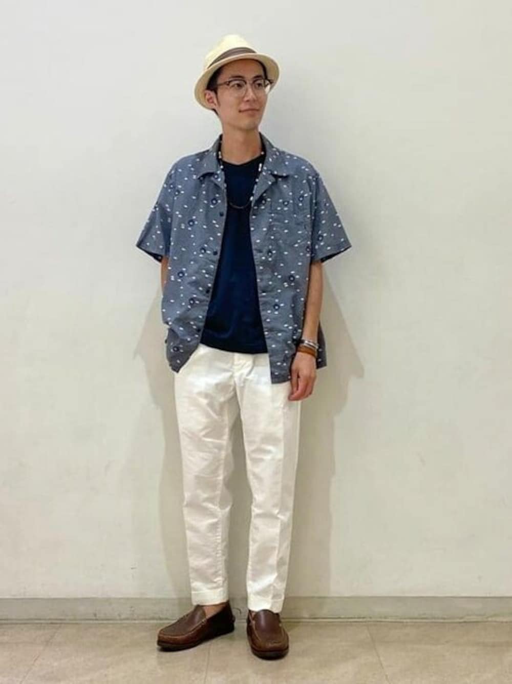 グレー系のシャツ/ブラウス、ブラック系のTシャツ/カットソー、ホワイト系のチノパンツを着用したメンズの夏コーディネートの1枚目の写真