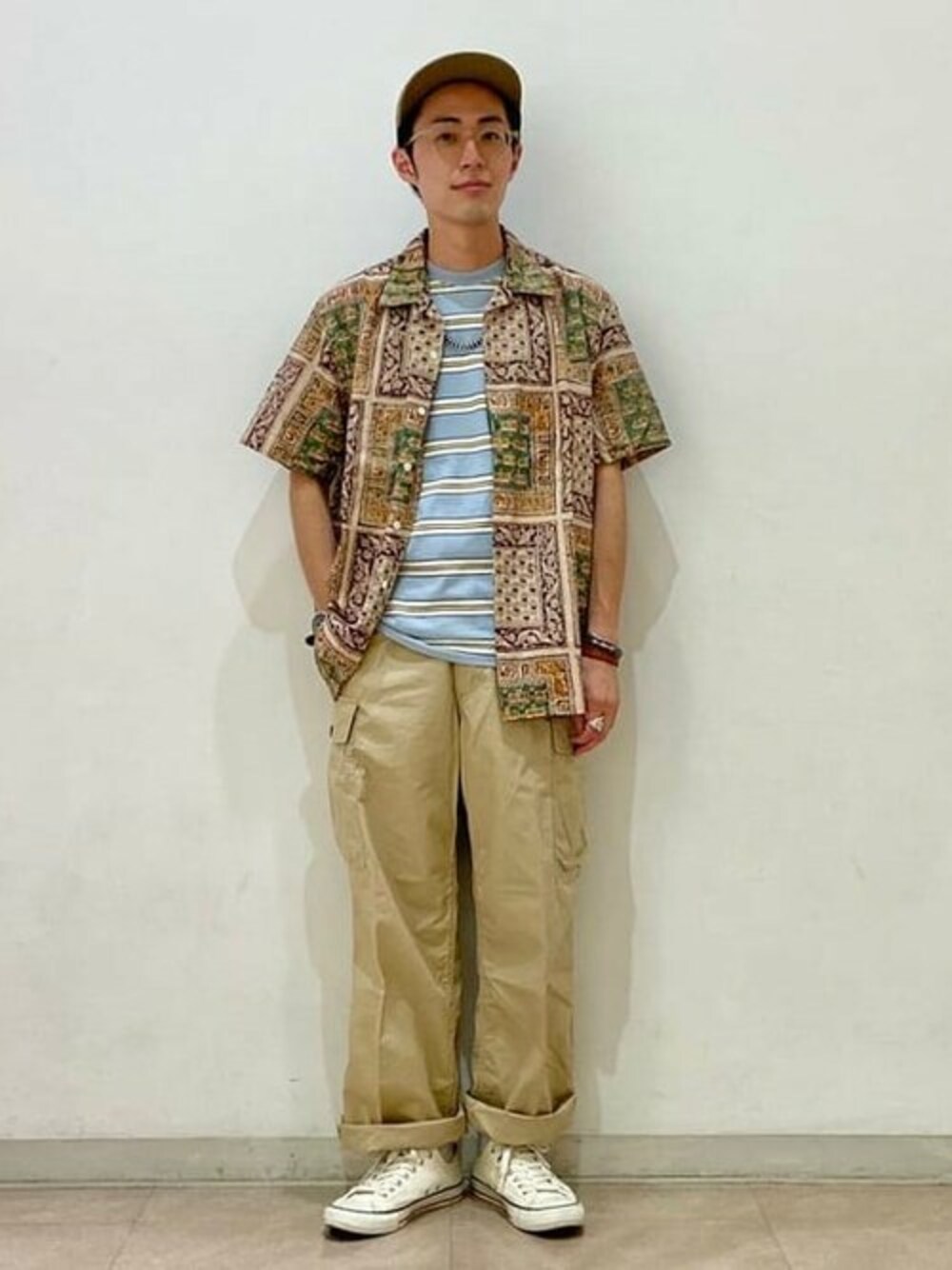 グリーン系のシャツ/ブラウス、ブルー系のTシャツ/カットソー、ベージュ系のその他パンツを着用したメンズの夏コーディネートの1枚目の写真