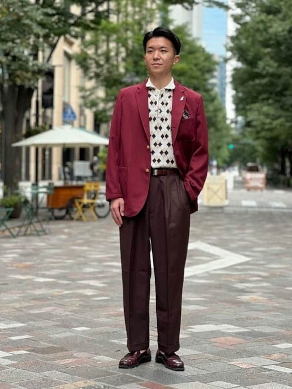 レッド系のテーラードジャケット、ホワイト系のポロシャツ、ブラウン系のスラックスを着用したメンズの秋コーディネートの1枚目の写真