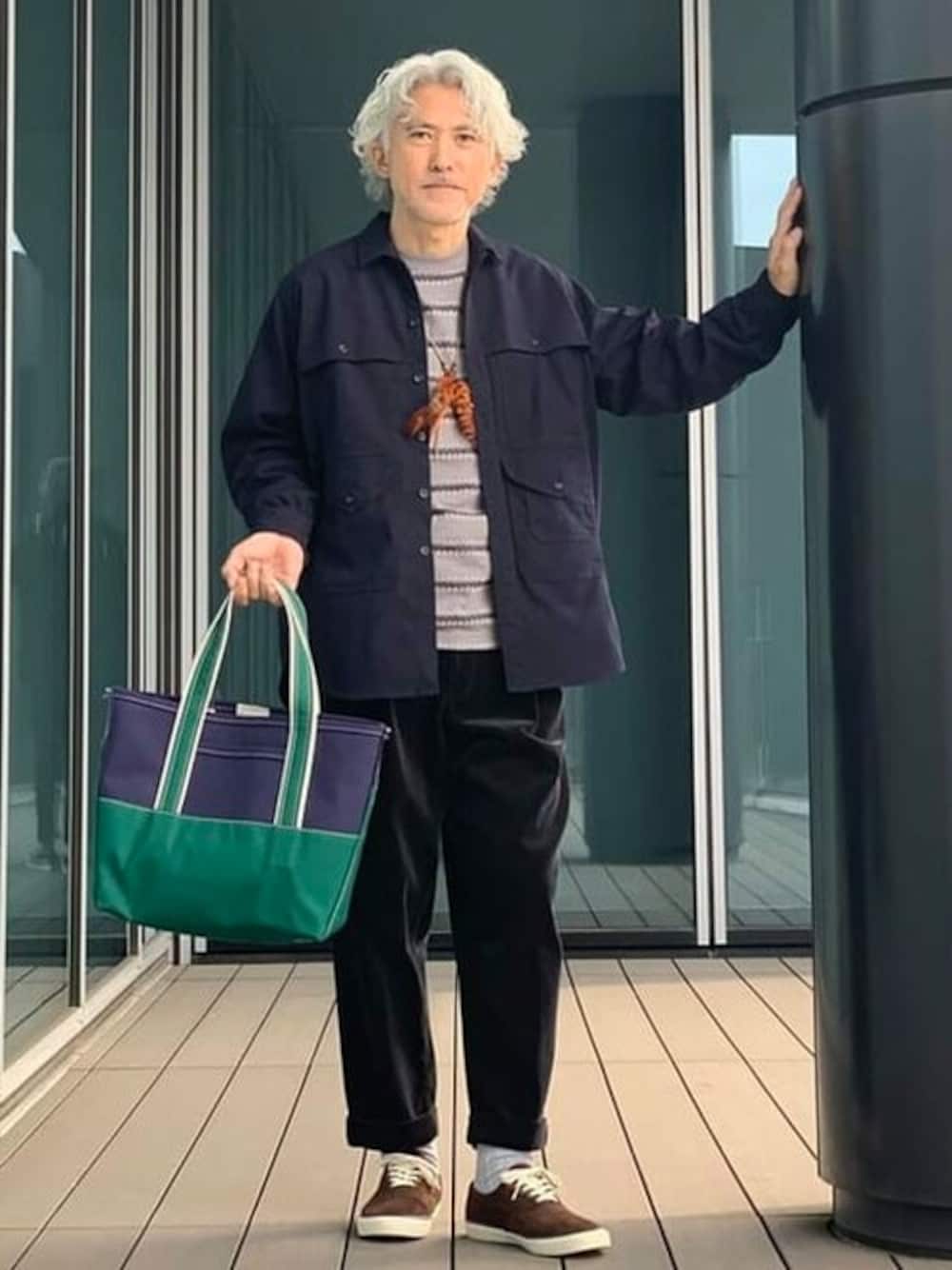 グレー系のその他パンツ、ブルー系のシャツ/ブラウス、ブラウン系のスニーカーを着用したメンズの秋コーディネートの1枚目の写真