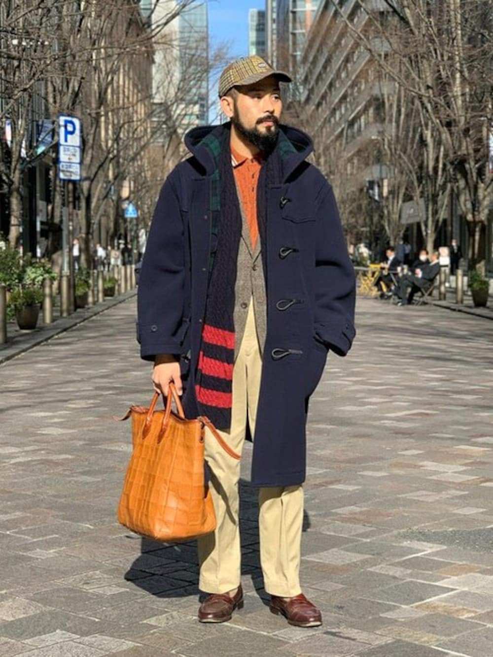 「チェック、ニット、ローファー、ロングコート、ブラウン、きれいめカジュアル、KAPTAIN SUNSHINE」｜「Kaptain SunshineのKAPTAIN SUNSHINE × BEAMS PLUS / 別注 Duffle Coat（ダッフルコート、ブルー系）」を使った、BEAMS PLUSさん（メンズ・177cm）の冬コーディネートの1枚目の写真