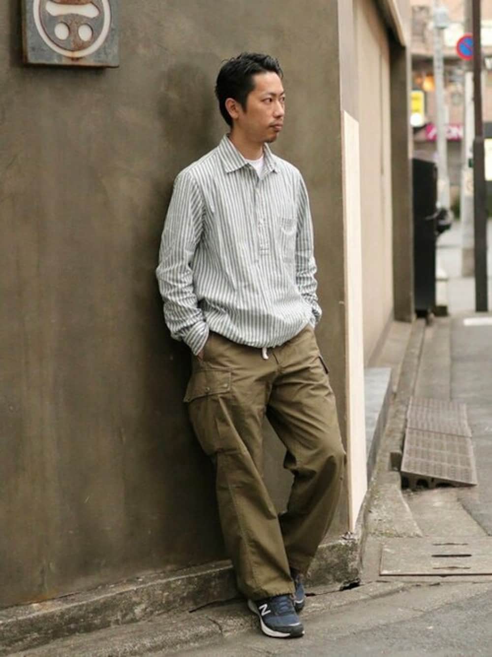 グリーン系のその他パンツ、ホワイト系のTシャツ/カットソーを着用したメンズの春コーディネートの1枚目の写真