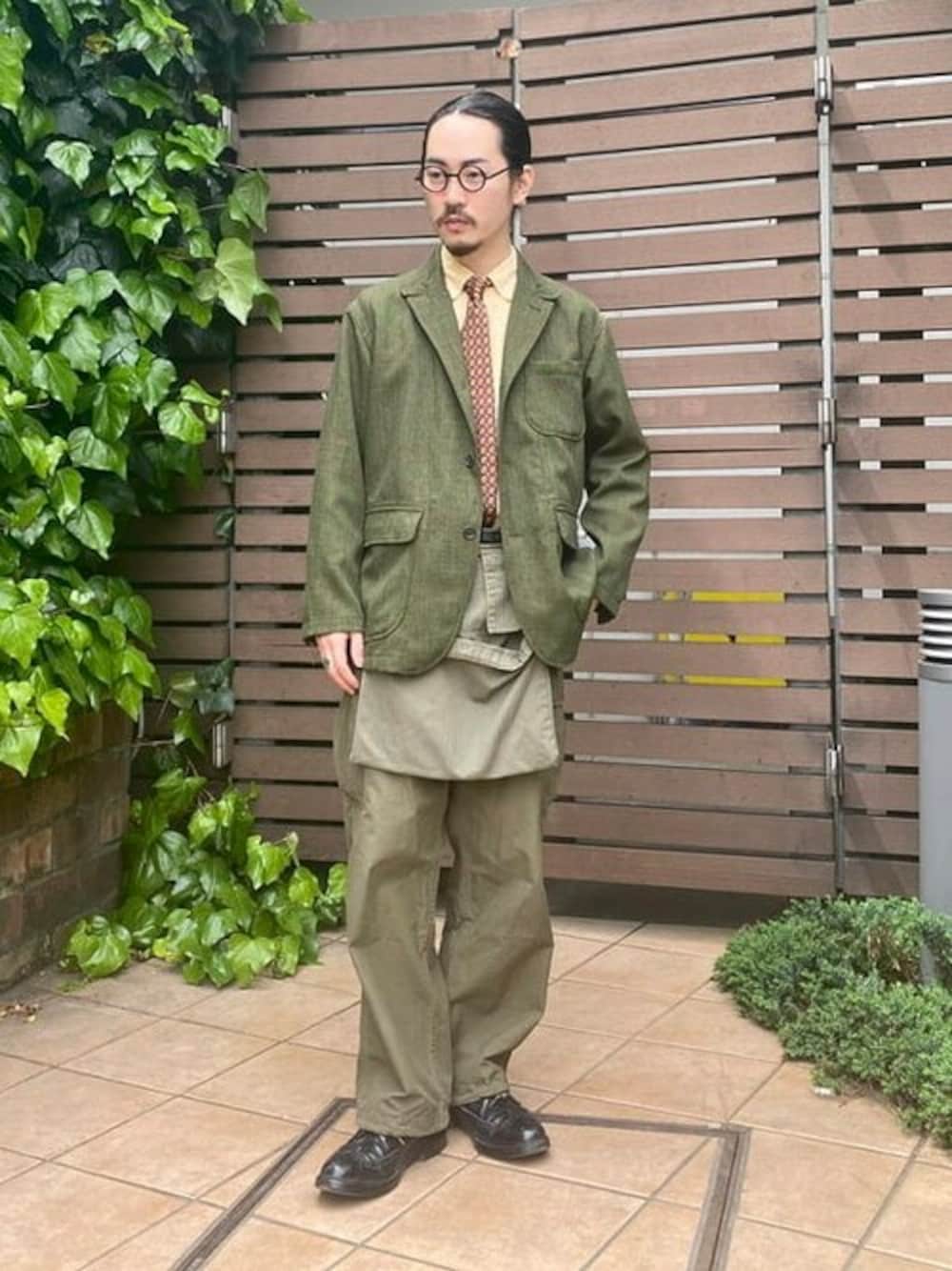 「ミリタリー、ワントーンコーデ、レイヤードスタイル、きれいめカジュアル、シャツスタイル、春夏コーデ、ARTS&CRAFTS」｜「BEAMS PLUSのBEAMS PLUS / オックスフォードボタンダウンシャツ（シャツ/ブラウス、イエロー系）」を使った、BEAMS PLUSさん（メンズ・167cm）の春コーディネートの1枚目の写真