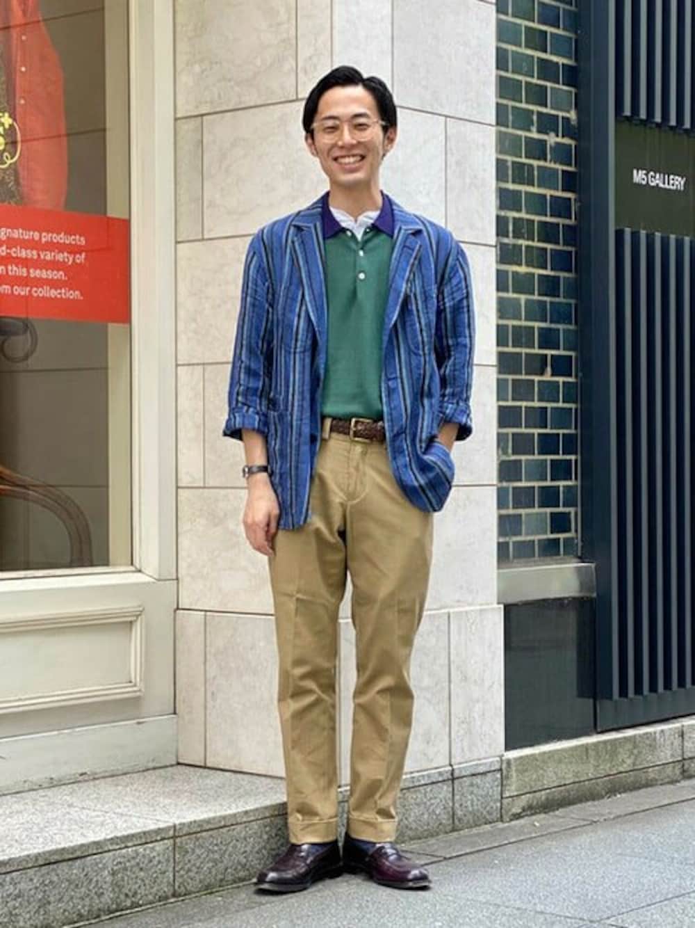 ブルー系のポロシャツ、ホワイト系のTシャツ/カットソー、ブルー系のソックス/靴下を着用したメンズの夏コーディネートの1枚目の写真