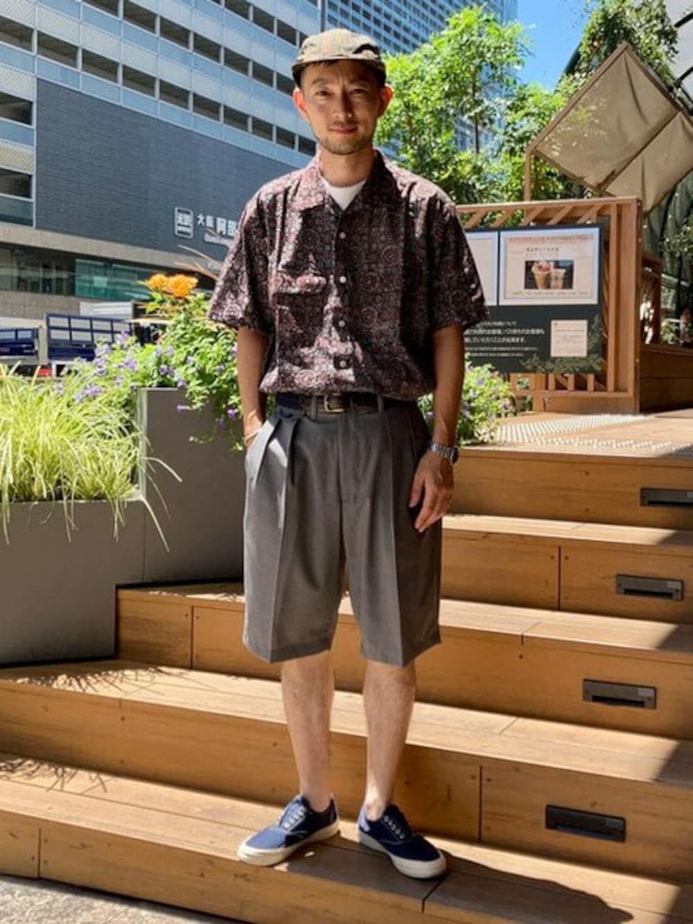 ブラック系のシャツ/ブラウス、グレー系のその他パンツ、ブルー系のスニーカーを着用したメンズの夏コーディネートの1枚目の写真