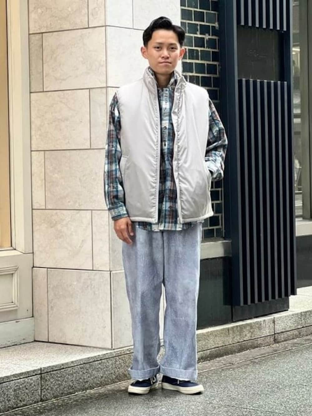 ブラウン系のシャツ/ブラウス、ブルー系のその他パンツ、グレー系のベストを着用したメンズの夏コーディネートの1枚目の写真