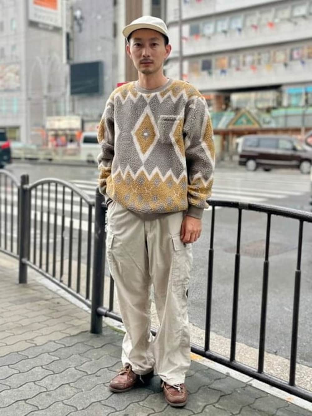 グレー系のスウェット、ホワイト系のその他パンツ、ホワイト系のキャップを着用したメンズの秋コーディネートの1枚目の写真