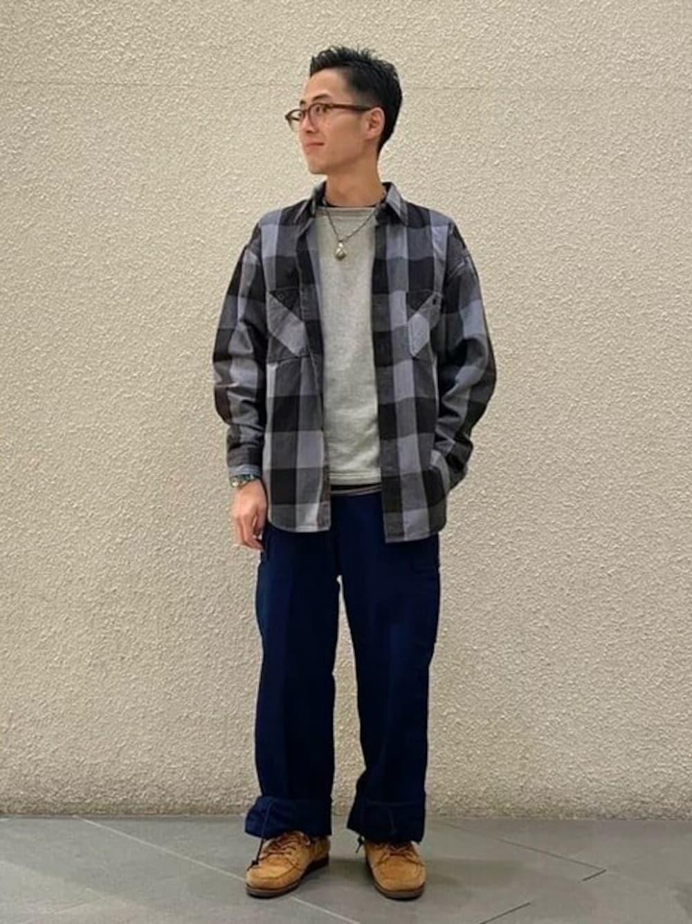 「チェック、スウェット、アウトドアスタイル、お出かけコーデ、シンプルコーデ、メガネ男子、シャツスタイル、loopwheeler、秋コーデ」｜「BEAMS PLUSのBEAMS PLUS / インディゴ リップストップ ミリタリー 6ポケット パンツ（カーゴパンツ、ブルー系）」を使った、BEAMS PLUSさん（メンズ・170cm）の秋コーディネートの1枚目の写真