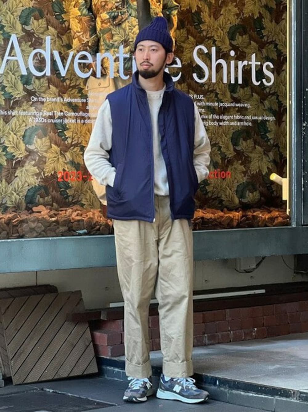 ブルー系のベスト、ブルー系のニットキャップ/ビーニーを着用したメンズの秋コーディネートの1枚目の写真