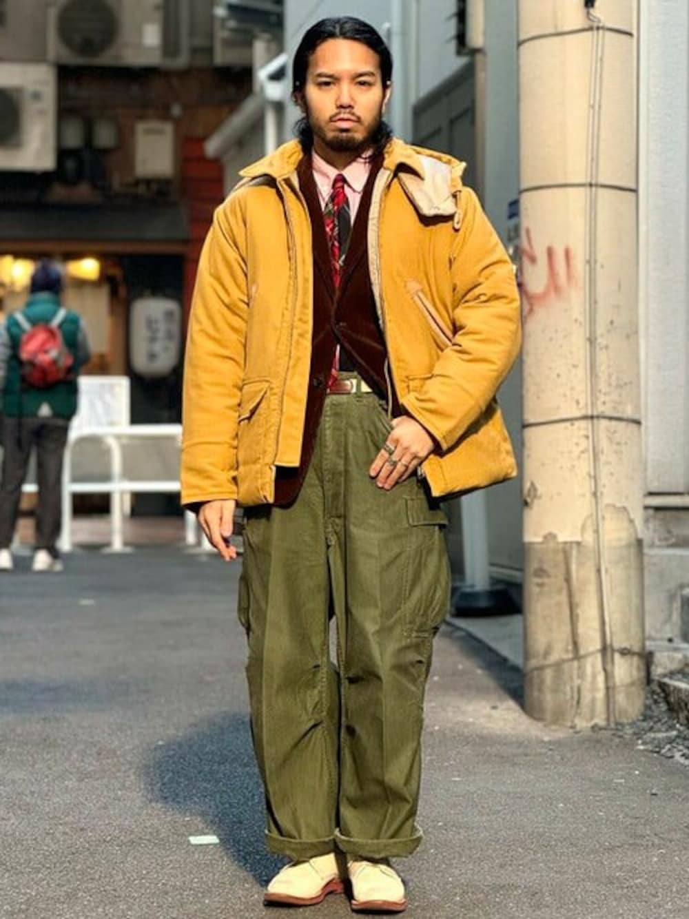 ベージュ系のブルゾン、ピンク系のシャツ/ブラウス、その他のネクタイを着用したメンズの冬コーディネートの1枚目の写真