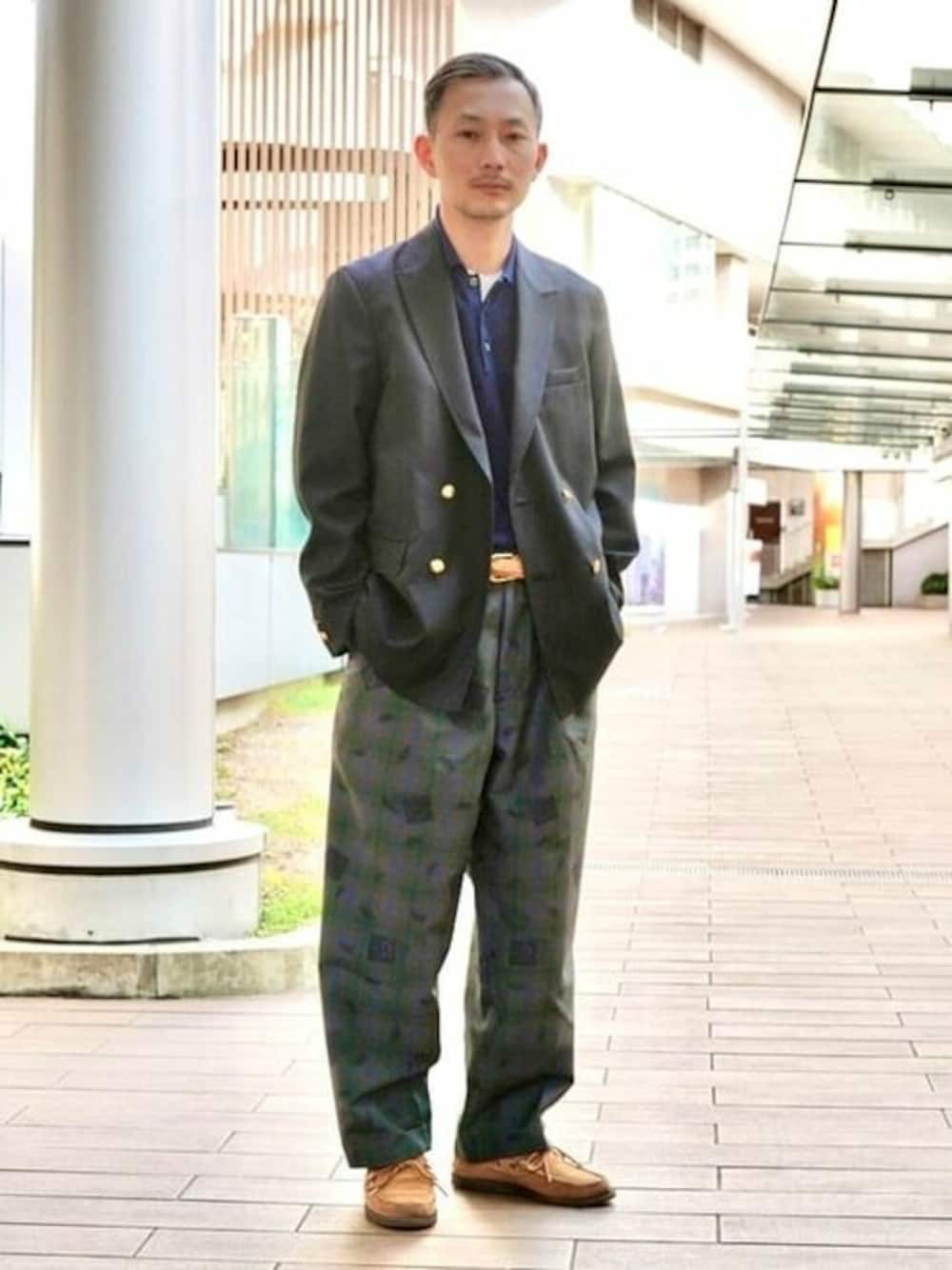 ブルー系のテーラードジャケット、ブルー系のポロシャツ、ブルー系のその他パンツを着用したメンズの冬コーディネートの1枚目の写真