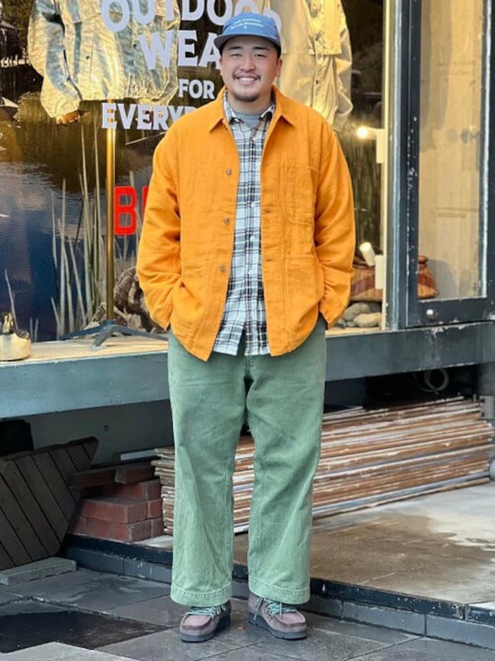 オレンジ系のブルゾン、ホワイト系のシャツ/ブラウス、グリーン系のその他パンツを着用したメンズの冬コーディネートの1枚目の写真